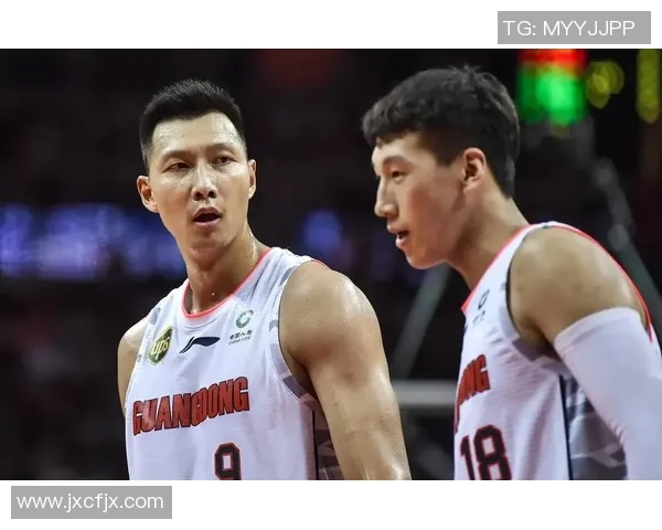 易建联：从篮球场上的传奇到生活中的榜样，见证中国体育的辉煌与奋斗历程